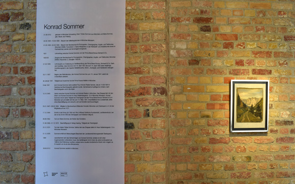 Am Eingang  der Ausstellung: Konrad Sommer und der Falter auf der Nase 